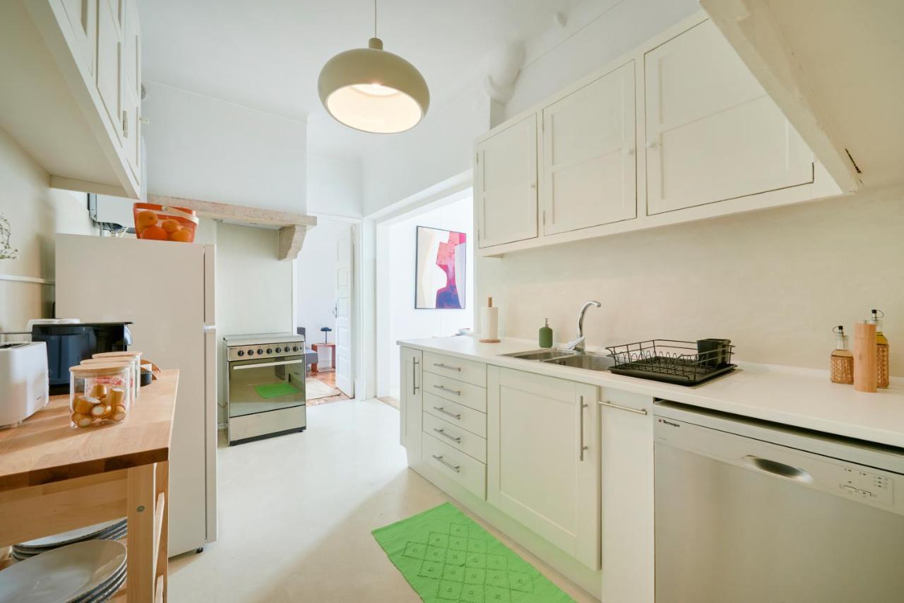 Light-Filled & Renovated Apartment, By Timecooler リスボン エクステリア 写真