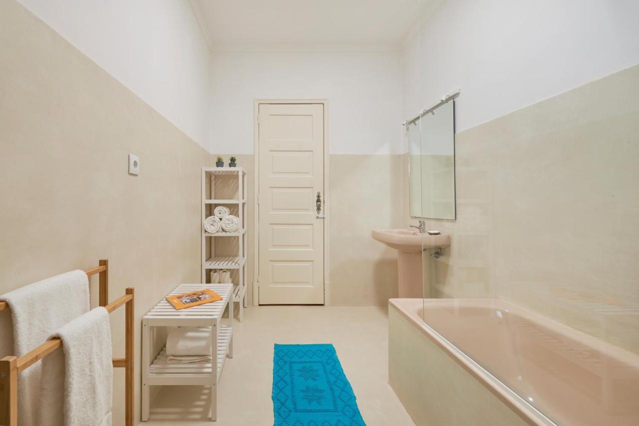 Light-Filled & Renovated Apartment, By Timecooler リスボン エクステリア 写真