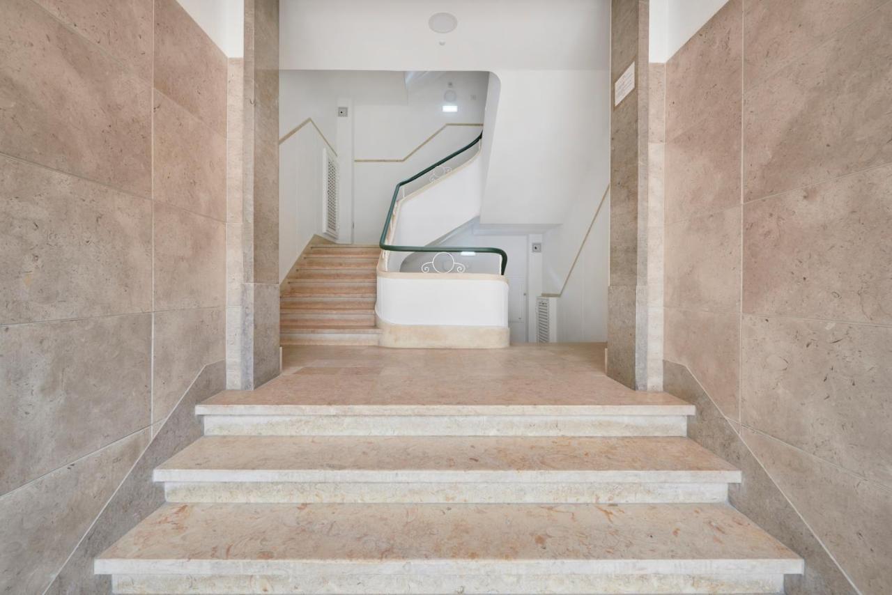 Light-Filled & Renovated Apartment, By Timecooler リスボン エクステリア 写真