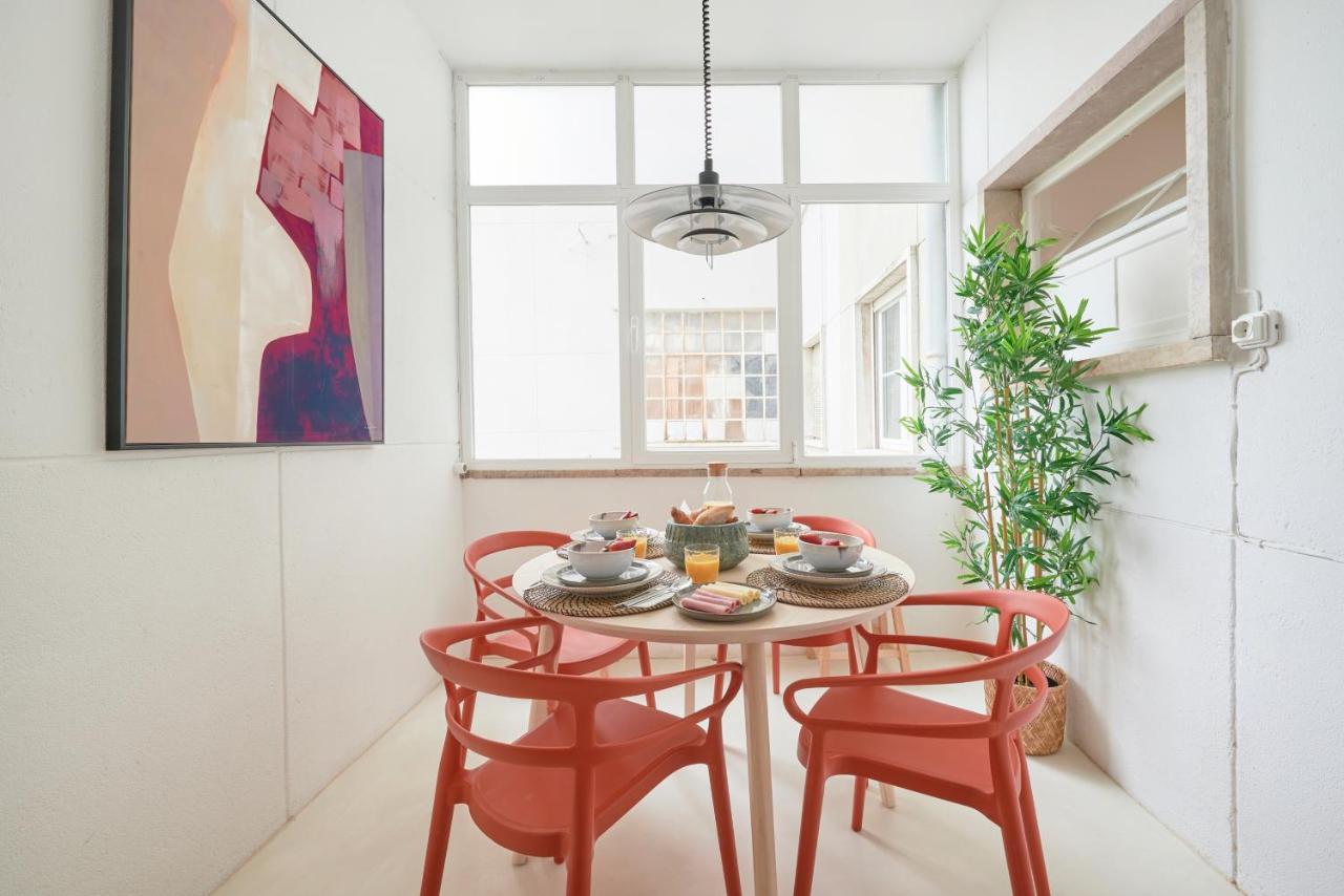 Light-Filled & Renovated Apartment, By Timecooler リスボン エクステリア 写真