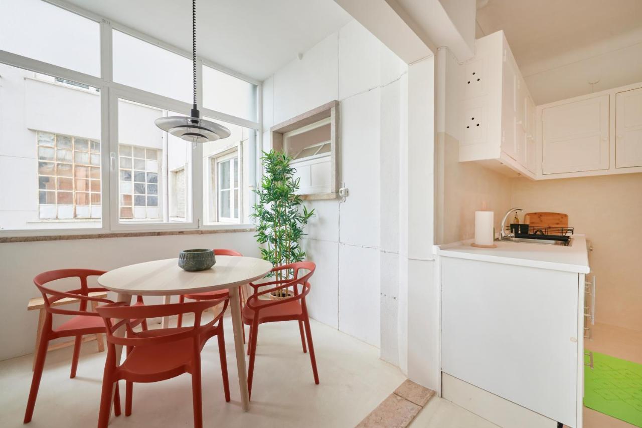 Light-Filled & Renovated Apartment, By Timecooler リスボン エクステリア 写真