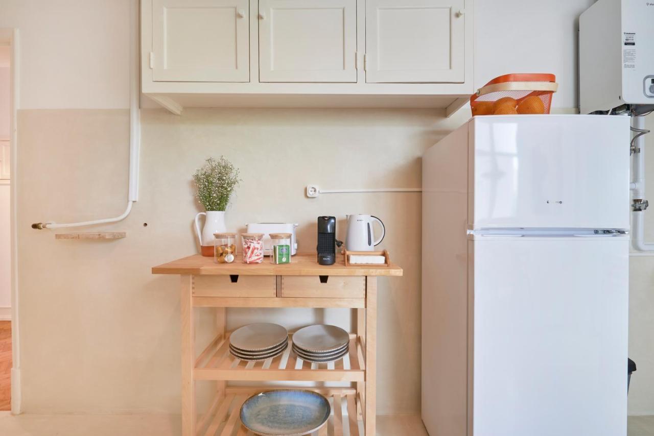 Light-Filled & Renovated Apartment, By Timecooler リスボン エクステリア 写真