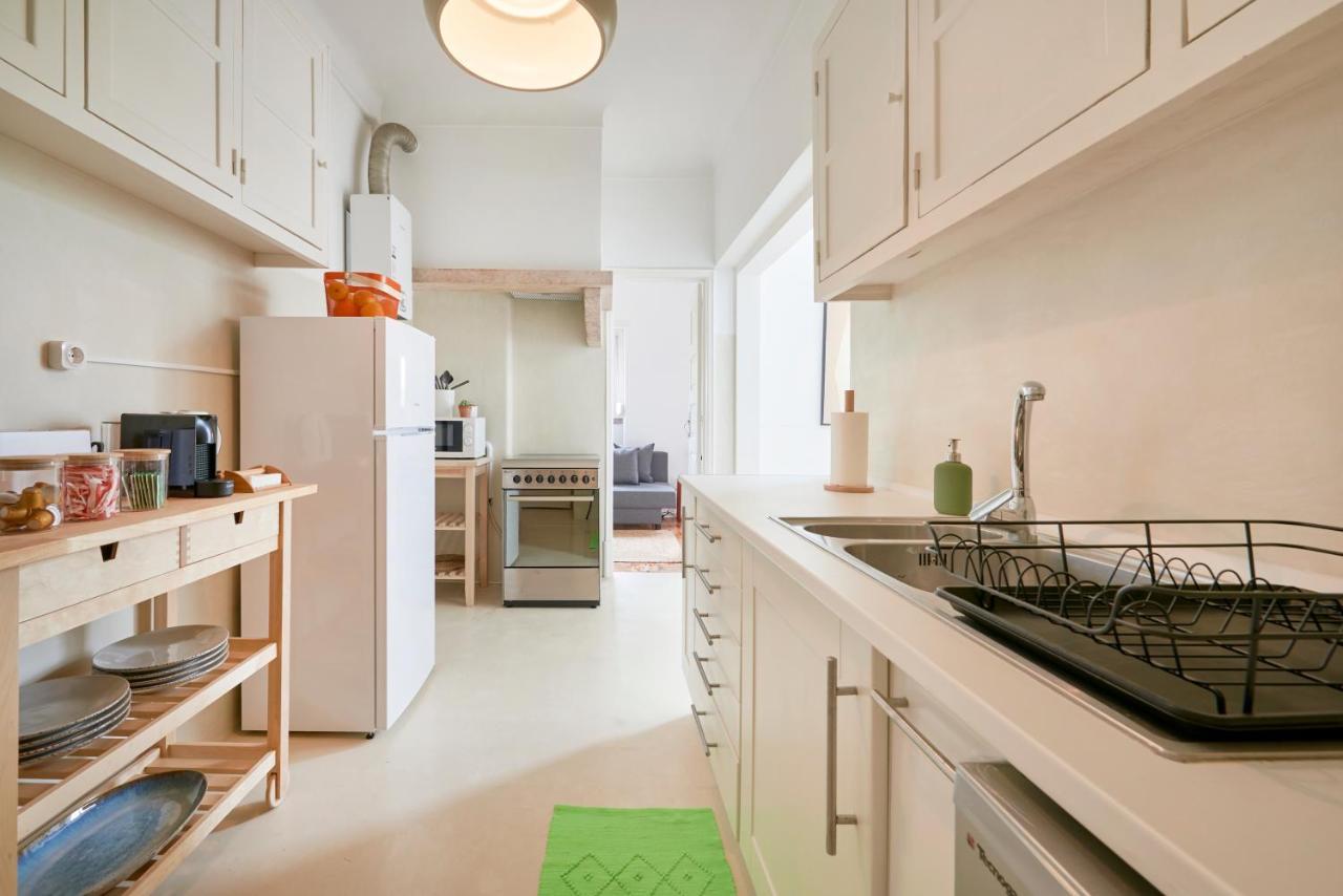 Light-Filled & Renovated Apartment, By Timecooler リスボン エクステリア 写真