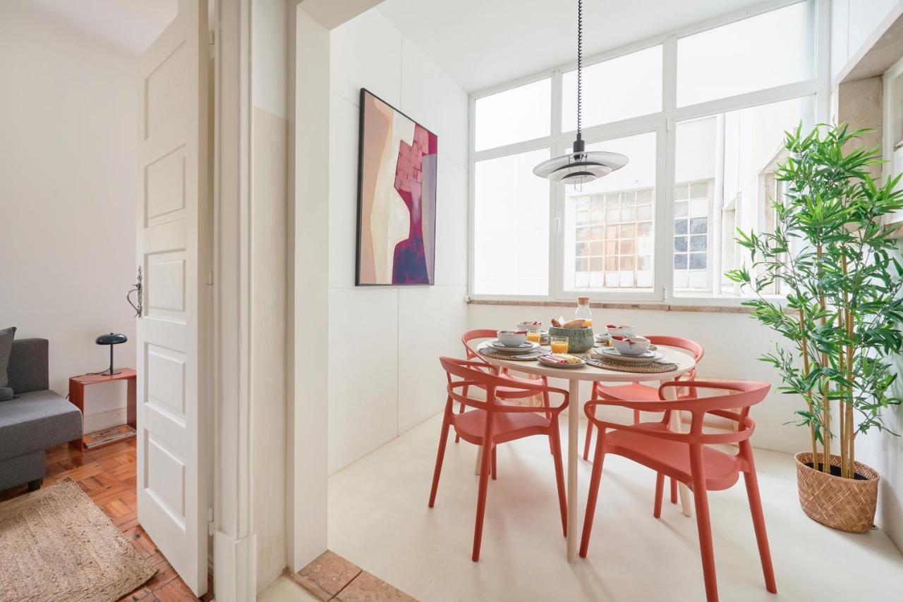 Light-Filled & Renovated Apartment, By Timecooler リスボン エクステリア 写真